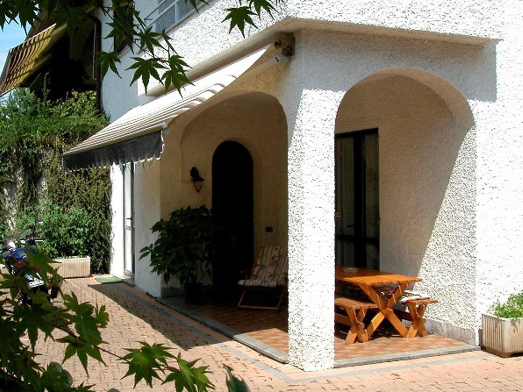 B&B Villa Monterosa Con Piscina Castronno Екстер'єр фото